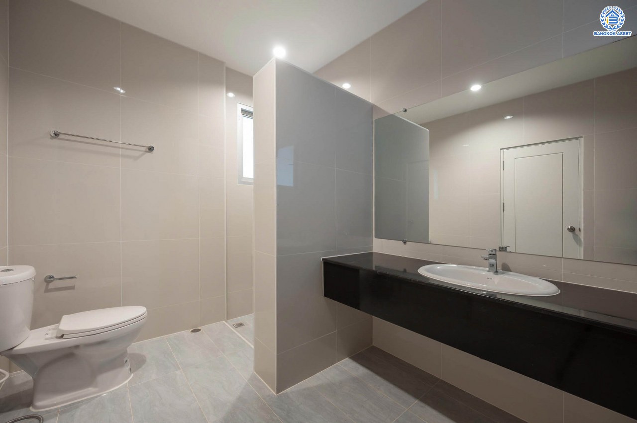 บ้านมือสองตกแต่งใหม่ โครงการ เดอะเวอรีเดียนโฮม กาญจนาภิเษก เนื้อที่กว้าง 86 ตร.ว. ฟังก์ชัน 3 ห้องนอน 3 ห้องน้ำ 1 ห้องอเนกประสงค์ 1 ห้องแม่บ้าน จอดรถได้ 4 จอด บนทำเลดี เชื่อมต่อถนนรัตนาธิเบศร์ ถนนนครอินทร์ ถนนกาญจนาภิเษก ใกล้รถไฟฟ้าสายสีม่วง "สถานีตลาดบางใหญ่" และจุดขึ้นทางด่วน "ศรีรัช"...